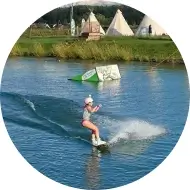 Девушка на вейк-борде в dawinchi wake park