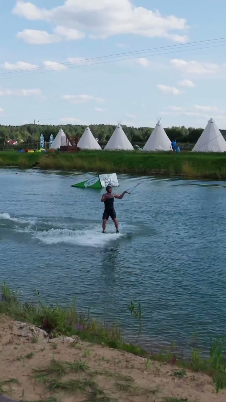 Райдер начинает уверенно двигаться по воде на фоне глэмпинга DaWinchi